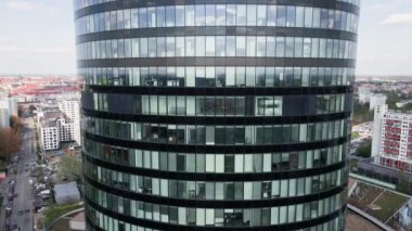 Büyük pencereli modern ofis binasının havadan görünüşü