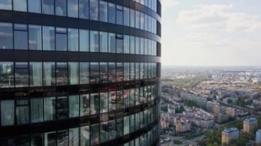 Büyük pencereli modern ofis binasının havadan görünüşü