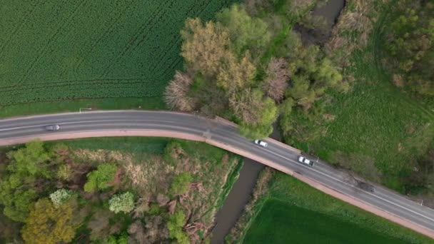 Автомобіль на дорозі серед сільськогосподарських полів — стокове відео