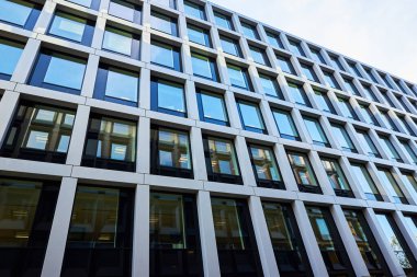 Modern konut kompleksi. Avrupa 'daki yeni ofis binası cephesi. Polonya 'daki apartman kompleksi