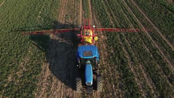 Trattore spray fertilizzante sul campo agricolo, vista aerea — Video Stock