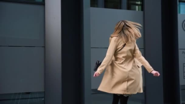 Mujer feliz camina en la calle de la ciudad — Vídeo de stock