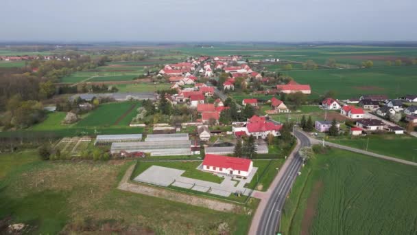 Letecký pohled na malou neměstskou vesnici v Evropě — Stock video