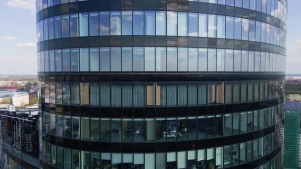 Vedere aeriană a clădirii moderne de birouri cu ferestre mari — Videoclip de stoc