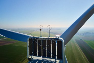Kırsal bölgedeki yel değirmeni türbini, rüzgar enerjisi ve yenilenebilir enerji kavramının havadan görüntüsü