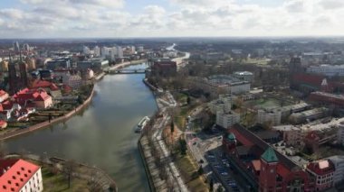Odra nehri üzerinde araba köprüsü olan Wroclaw panoraması, hava manzarası.