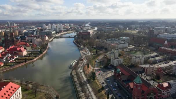 Wroclaw πανόραμα με γέφυρα αυτοκινήτων πάνω από τον ποταμό Odra, εναέρια άποψη — Αρχείο Βίντεο