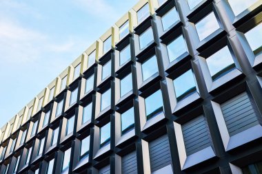 Modern konut kompleksi. Avrupa 'daki yeni ofis binası cephesi. Polonya 'daki apartman kompleksi