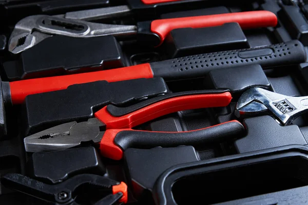 Yenileme aletleri. Onarım ve bakım araçlarıyla birlikte açık araç kutusunun bir parçası