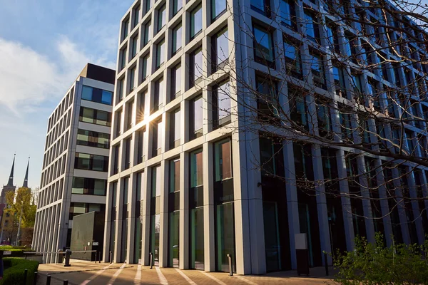 Modern konut kompleksi. Avrupa 'daki yeni ofis binası cephesi. Polonya 'daki apartman kompleksi