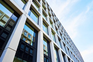 Modern konut kompleksi. Avrupa 'daki yeni ofis binası cephesi. Polonya 'daki apartman kompleksi