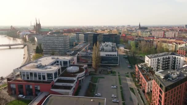 Nowoczesna dzielnica mieszkaniowa we Wrocławiu, widok z lotu ptaka — Wideo stockowe