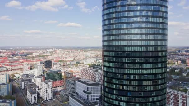 Vista aérea del moderno edificio de oficinas con grandes ventanales — Vídeos de Stock