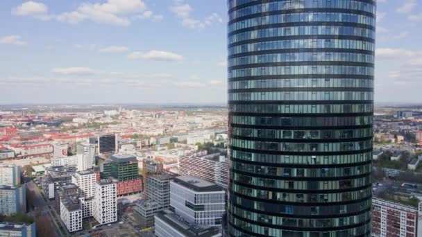 Luchtfoto van modern kantoorgebouw met grote ramen — Stockvideo