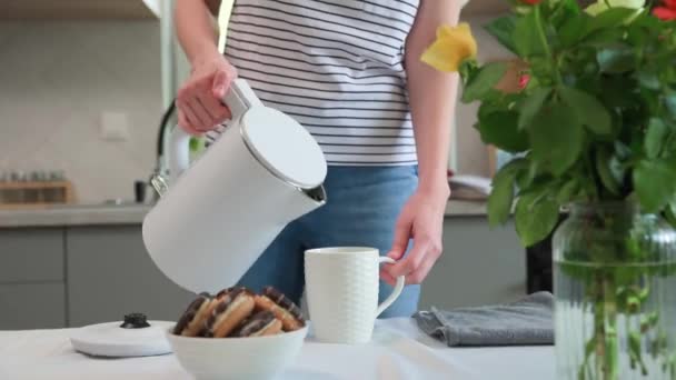 Mulher derramando água de chaleira para preparar chá — Vídeo de Stock