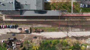 Yolcularla birlikte tren istasyonunun havadan görüntüsü