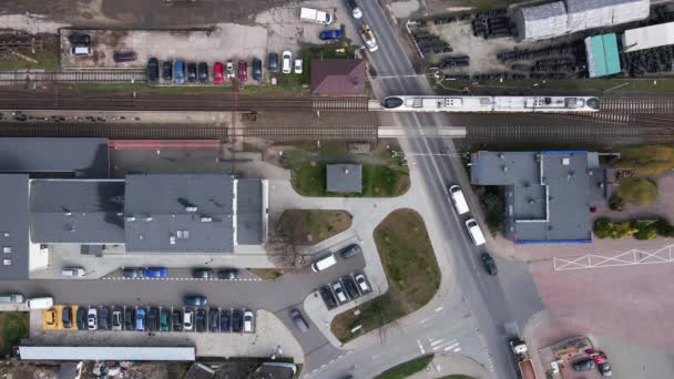 Vista aérea da estação ferroviária com trem de chegada — Vídeo de Stock