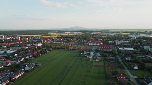 Letecký pohled na evropskou příměstskou čtvrť s rodinnými domy — Stock video
