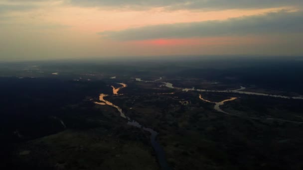 Luftaufnahme des gekrümmten Flusses mit dramatischem Sonnenaufgang — Stockvideo