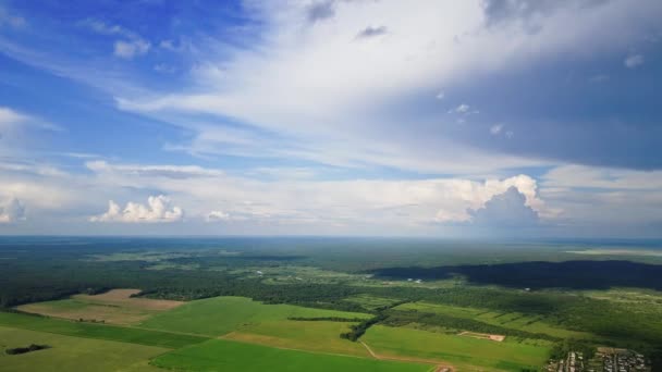 Timelapse de cielo estropeado con nubes sobre la pequeña ciudad — Vídeos de Stock