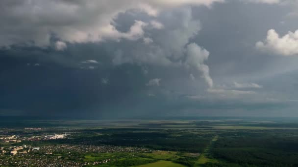 작은 도시 상공에 구름이 떠 있는 탁한 하늘 — 비디오