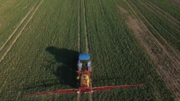 农用田用拖拉机喷施肥料,航空视图 — 图库视频影像