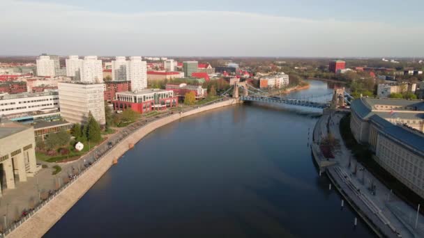 Panorama de Wroclaw con puente de coche sobre el río Odra, vista aérea — Vídeos de Stock