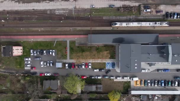 Vista aérea da estação ferroviária com trem de chegada — Vídeo de Stock