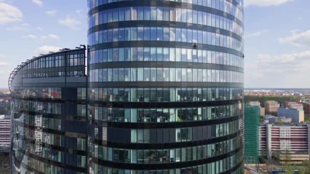 Luchtfoto van modern kantoorgebouw met grote ramen — Stockvideo