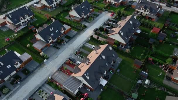 Vue aérienne du quartier européen de banlieue avec des maisons familiales — Video