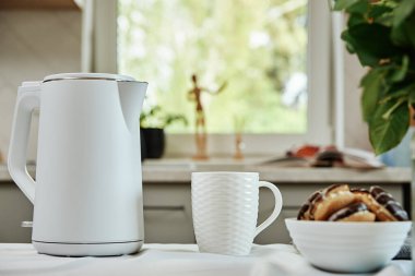 Elektrikli çaydanlık ve çay.