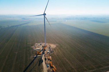 Yeni rüzgar jeneratörü, yel değirmeni bakımı, yel değirmeni kulesi, rüzgar enerjisi ve yenilenebilir enerji için vinçleri olan inşaat alanı kuruluyor.