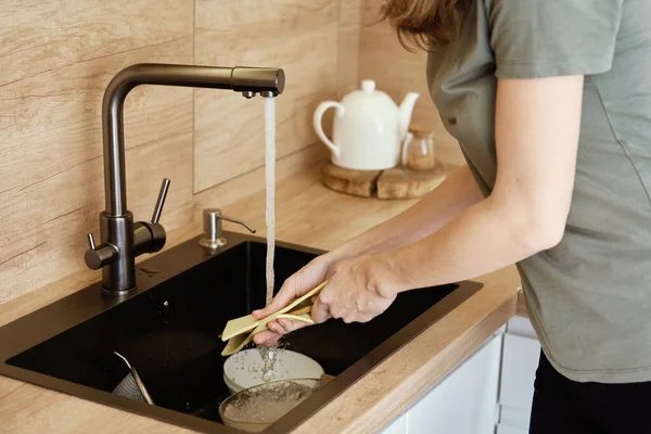 Femme Lavant Vaisselle Sale Dans Évier Cuisine Routine Hygiène Ménagère — Photo