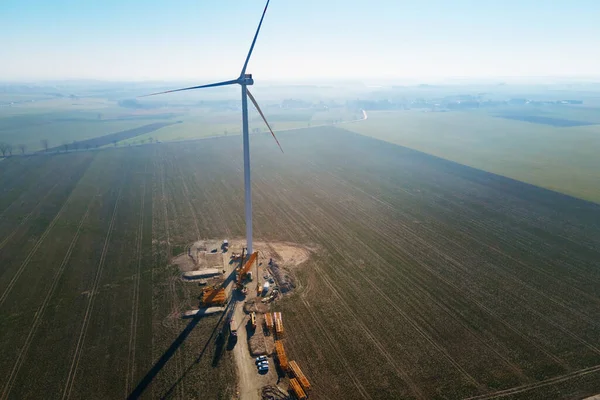風力発電 風車のメンテナンス 風車塔 風力発電 再生可能エネルギーを設置するクレーンの建設現場 — ストック写真