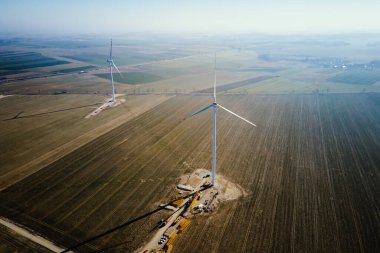 Yeni rüzgar jeneratörü, yel değirmeni bakımı, yel değirmeni kulesi, rüzgar enerjisi ve yenilenebilir enerji için vinçleri olan inşaat alanı kuruluyor.