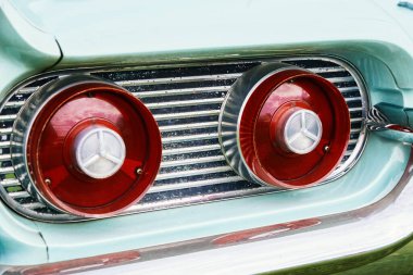 Retro araba detayı, eski Amerikan arabasının kırmızı arka lambası.