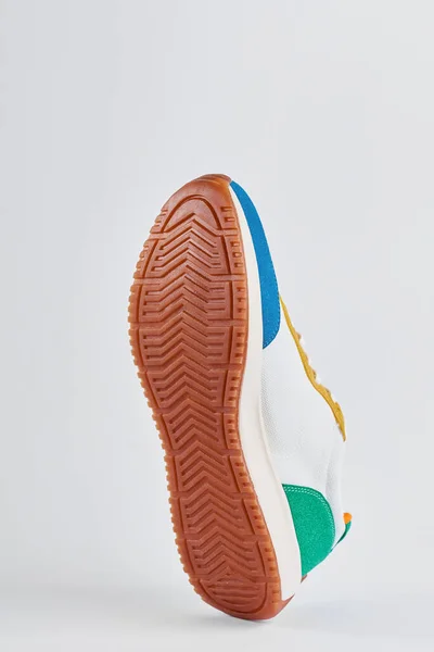 Μοντέρνα Σόλα Sneakers Γκρι Φόντο Στυλάτα Παπούτσια Minimalism Concept — Φωτογραφία Αρχείου