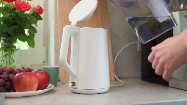 Kadın Mutfakta Kaynar Içmek Için Filtre Sürahisinden Elektrikli Isıtıcıya Temiz — Stok video
