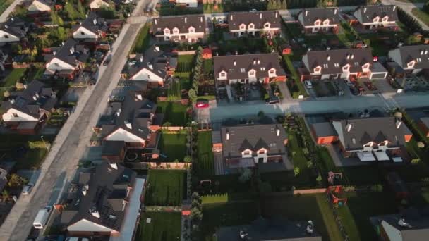 Vista Aérea Del Barrio Suburbano Europeo Con Casas Familiares Barrio — Vídeos de Stock