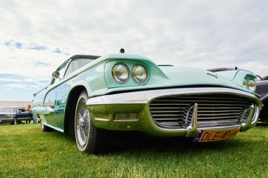 Turkuaz Ford Thunderbird klasik araba fuarında, Amerikan klasik retro arabasında. Katy Wroclawskie, Polonya - 28 Mayıs 2022