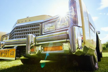 Bej rengi Cadillac Eldorado Biarritz eski araba sergisinde. Klasik Amerikan retro arabası. Katy Wroclawskie, Polonya - 28 Mayıs 2022