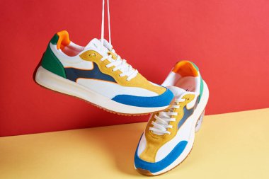 Yaratıcı renkli arka planda modaya uygun spor ayakkabıları şık minimalizm konsepti, yükselme ayakkabıları.