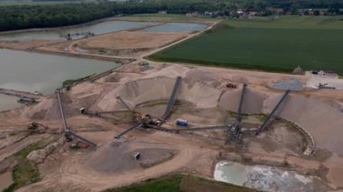 Kum madenciliği fabrikası, hava manzaralı. Taş ocağında kuvars çıkartma için bitki. Makineler ve mekanizmalarla inşaat endüstrisi için mineraller almak