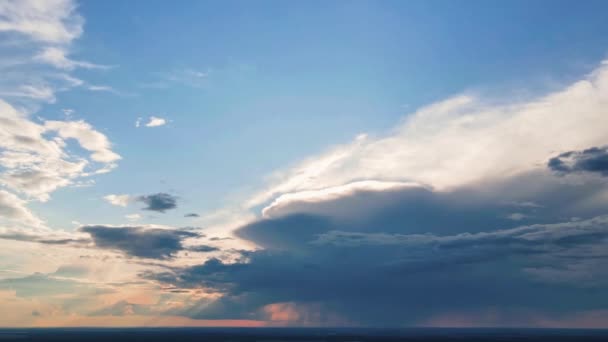 Napsugarak Ragyognak Felhők Között Gyönyörű Természet Táj — Stock videók