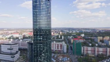 Gökdelen pencereleri üzerinde İHA uçuşu. Modern ofis binası, hava manzaralı. İş merkezi cam cepheli şehir manzarası