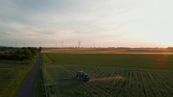 Tractorul Agricol Care Lucrează Zona Rurală Agricolă Apusul Soarelui Utilajele — Videoclip de stoc