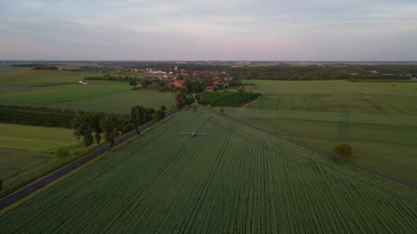 Landbouwtrekker Het Platteland Van Landbouw Bij Zonsondergang Landbouwmachines Die Kunstmest — Stockvideo
