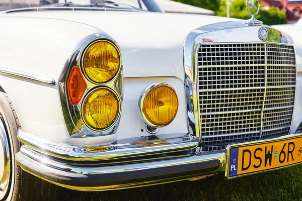 White Mercedes Benz 220 Retrobilsutställning 1960 Klassisk Retrobil Katy Wroclawskie — Stockfoto