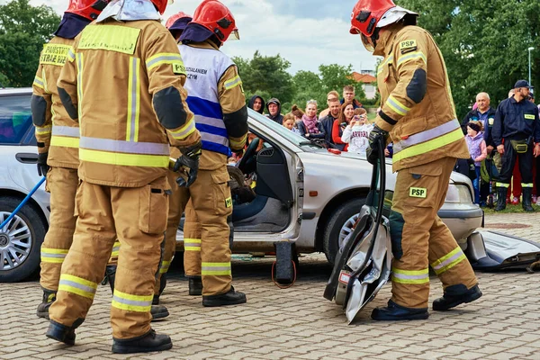 Los Bomberos Utilizan Herramientas Hidráulicas Durante Entrenamiento Operación Rescate Los — Foto de Stock