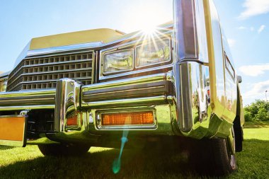 Retro araba detayı, eski Amerikan arabasının far ışığı.